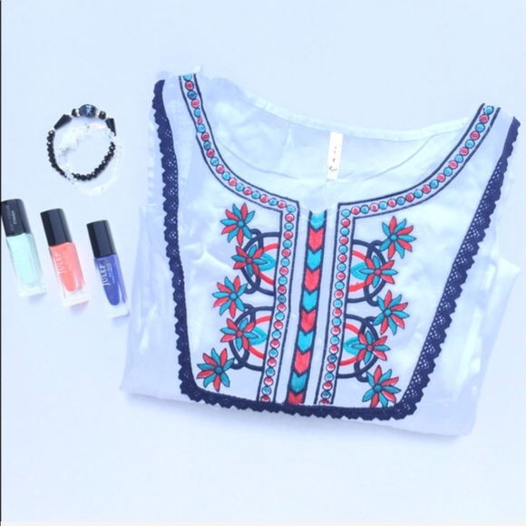 Beautiful embroidered blouse!!  Multiple sizes! - Picture 2 of 4